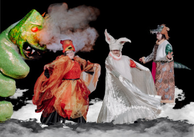 Das Bild zeigt eine Szene aus der Produktion «Karneval der Fabeltiere».  Zwei Spieler:innen in fantasievollen Tierkostümen scheinen auf Wolken zu tanzen. Gleichzeitig erschient ein Drache, der Rauch ausbläst. Eine dritte Spielerin im Tierkostüm bemerkt den Drachen. Die Szene ist witzig aber auch etwas gefährlich. Man fragt sich: was wird wohl gleich passieren?